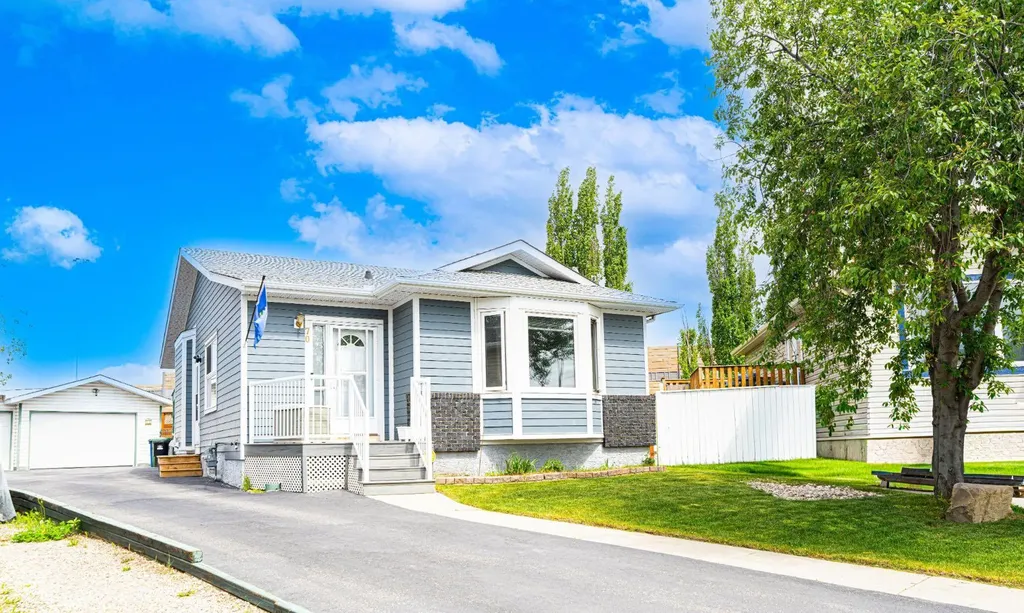 70 Elizabeth Way SE Airdrie AB T4B 2H6