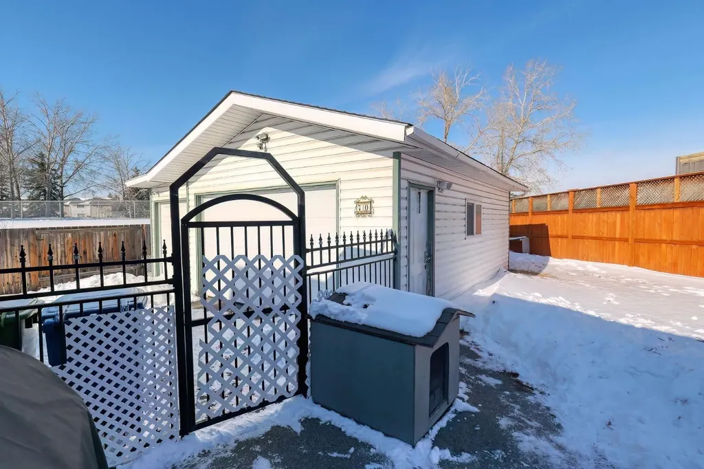 70 Elizabeth Way SE Airdrie AB T4B 2H6