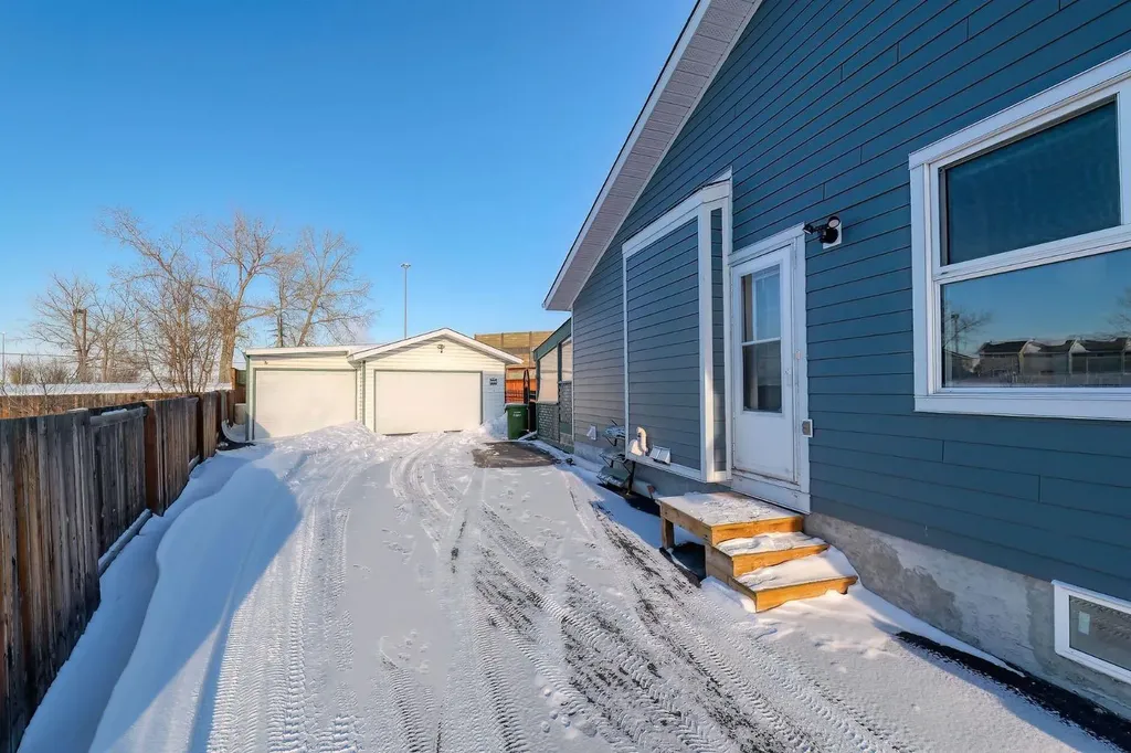 70 Elizabeth Way SE Airdrie AB T4B 2H6