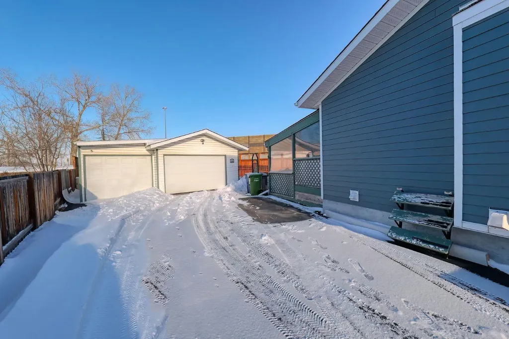 70 Elizabeth Way SE Airdrie AB T4B 2H6