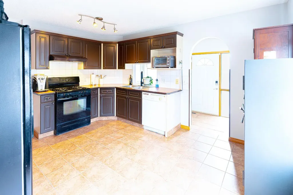 70 Elizabeth Way SE Airdrie AB T4B 2H6