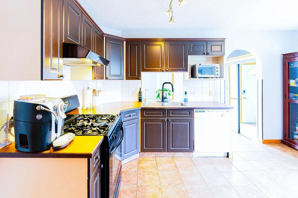70 Elizabeth Way SE Airdrie AB T4B 2H6