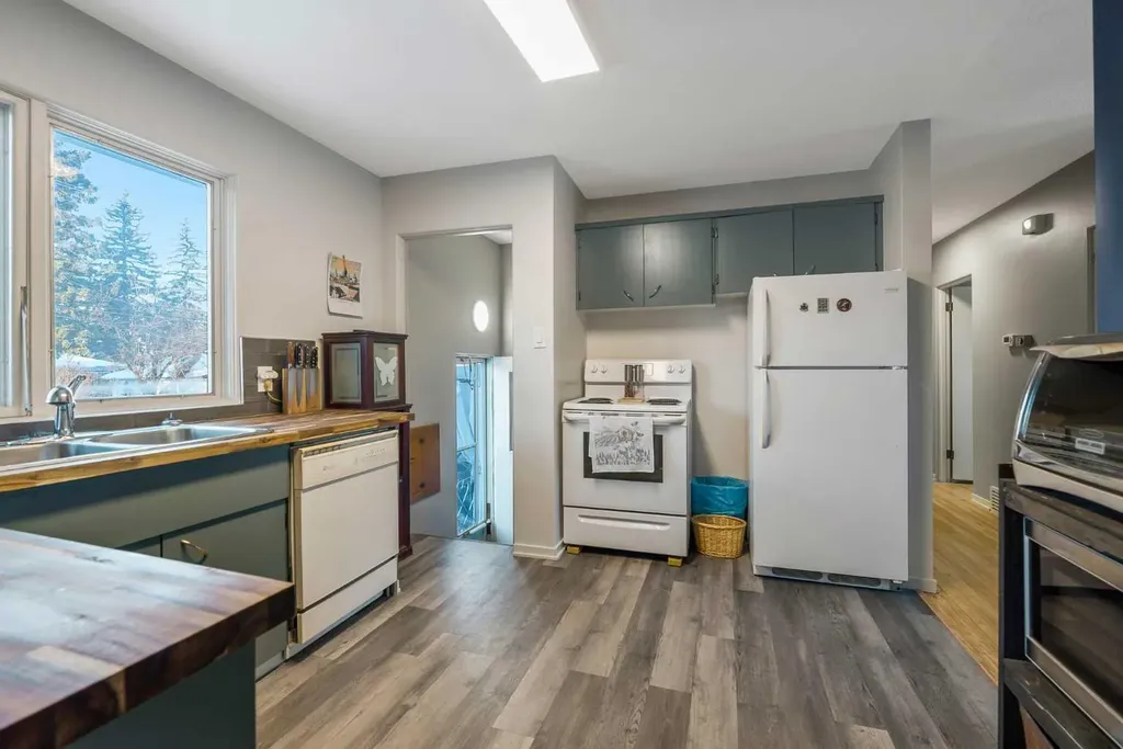 126 Springwood Drive SW Calgary AB T2W 0K5