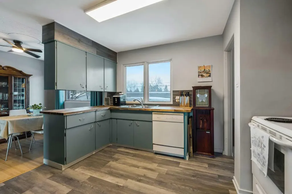 126 Springwood Drive SW Calgary AB T2W 0K5