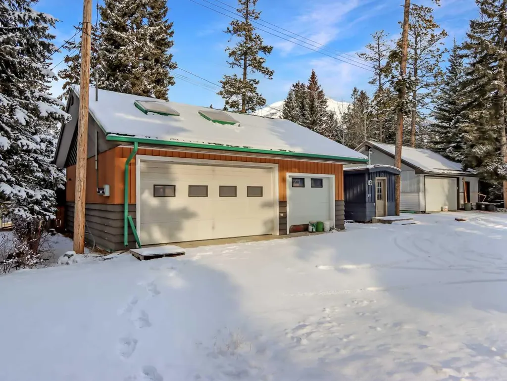 813 13th Street Canmore AB T1W1W5