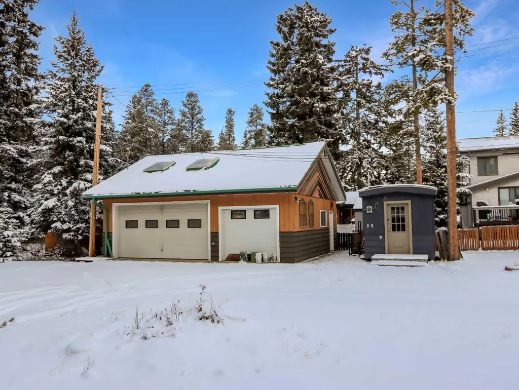 813 13th Street Canmore AB T1W1W5