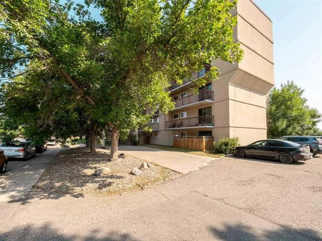 5 Berkeley Place W Lethbridge AB T1L 5M9