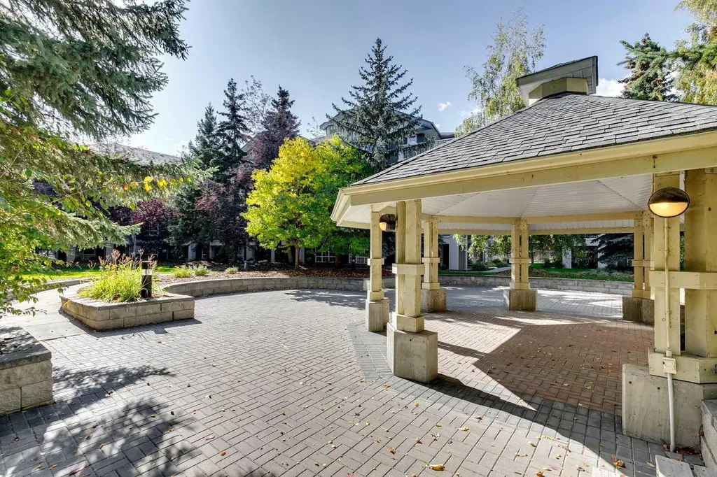 35 Richard Court SW Calgary AB T3E 7N9