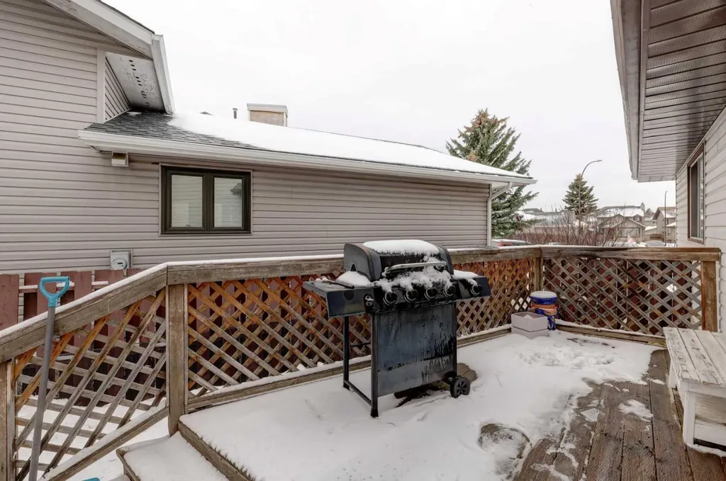 16 Martingrove Mews NE Calgary AB T3J2S9
