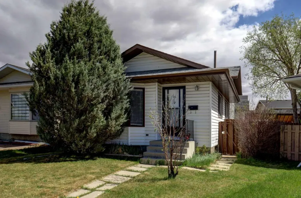 16 Martingrove Mews NE Calgary AB T3J2S9