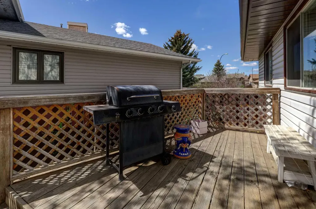 16 Martingrove Mews NE Calgary AB T3J2S9