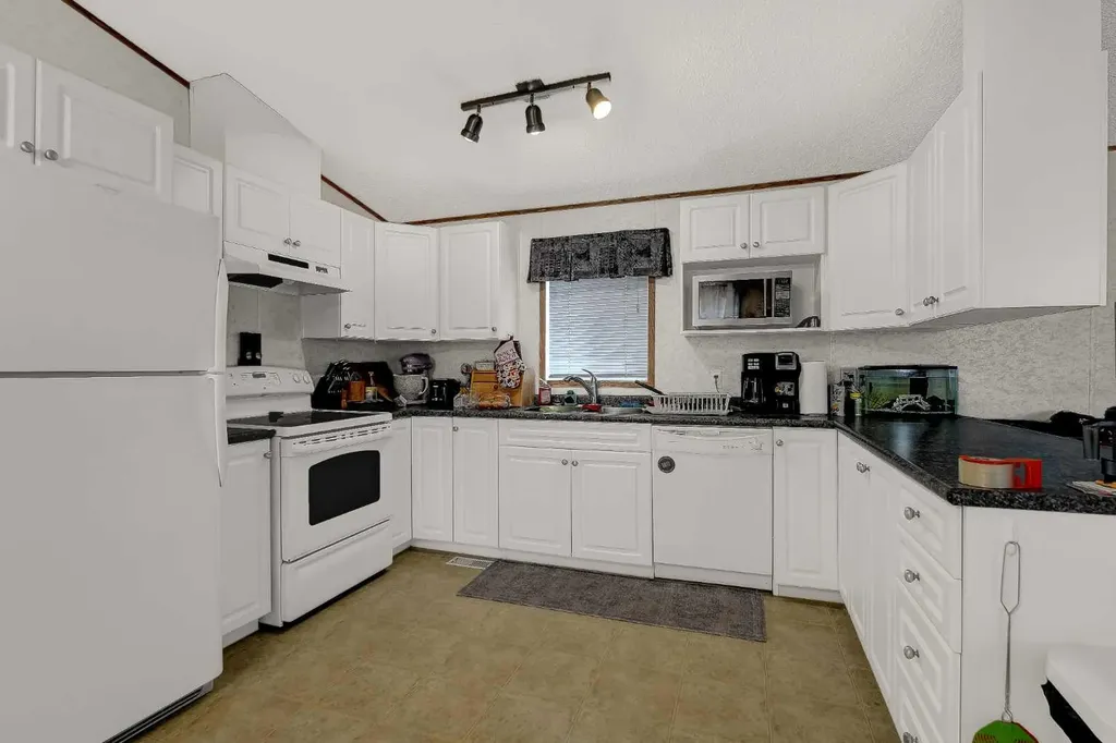 9518 111 Avenue Clairmont AB T0H0W3