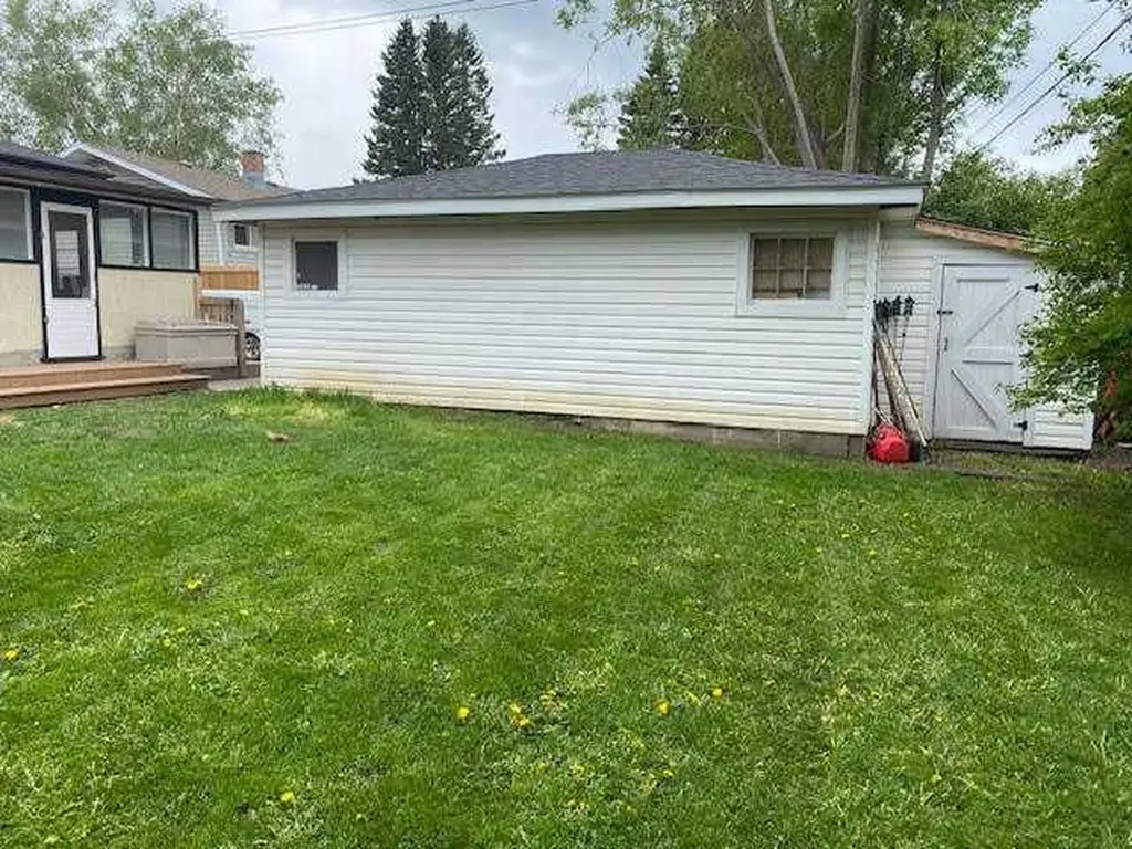 111 Willow Drive Hinton AB T7V1E5
