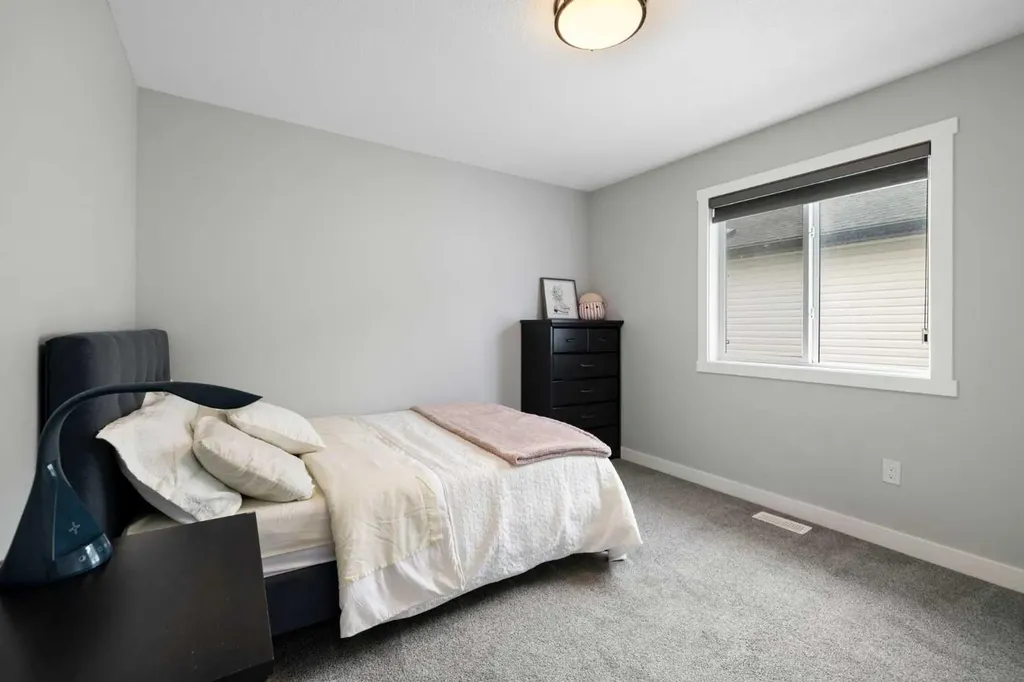 836 Edgefield Street Strathmore AB T1P 0A7
