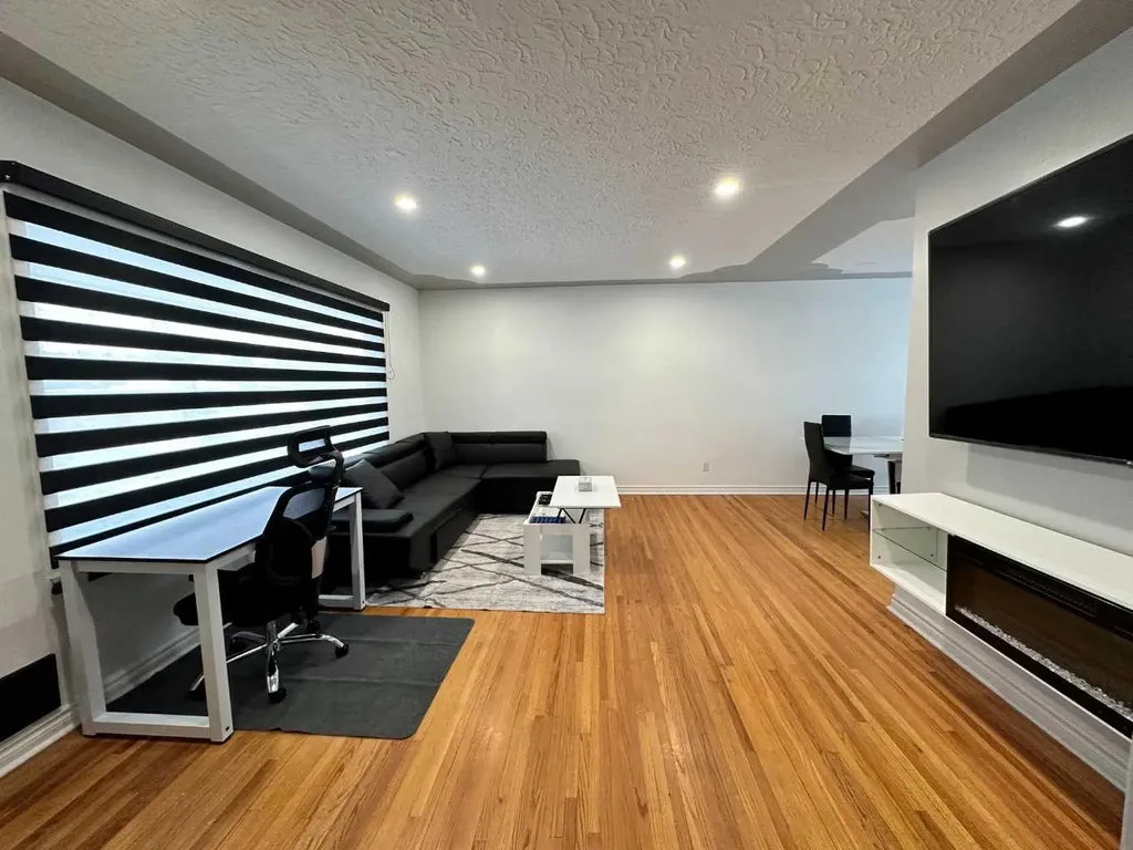 560 Northmount Drive NW Calgary AB T2K3J2