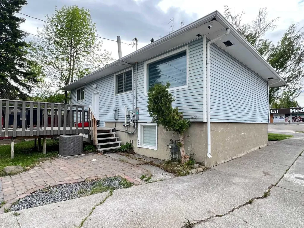 560 Northmount Drive NW Calgary AB T2K3J2