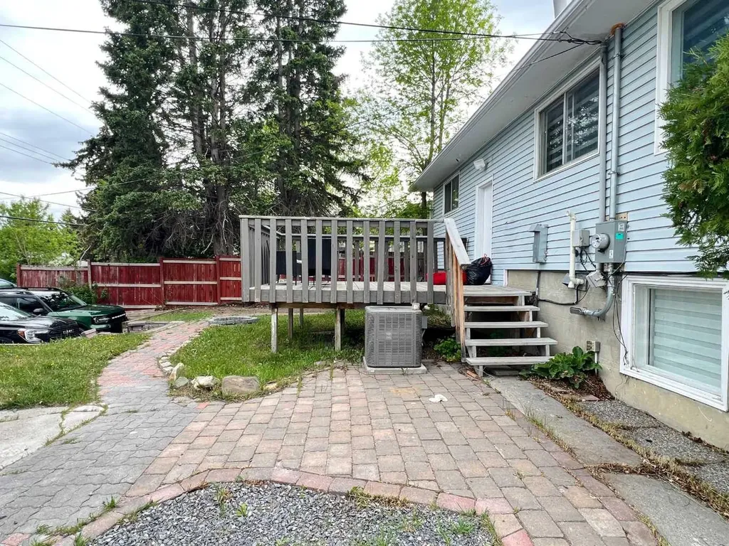 560 Northmount Drive NW Calgary AB T2K3J2