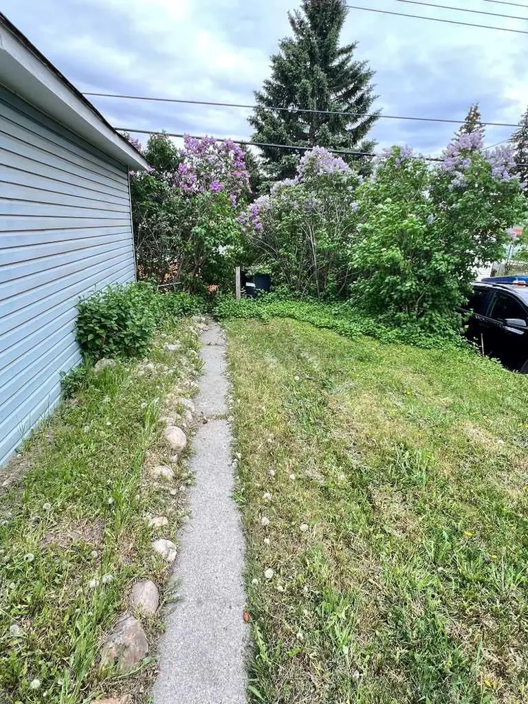 560 Northmount Drive NW Calgary AB T2K3J2