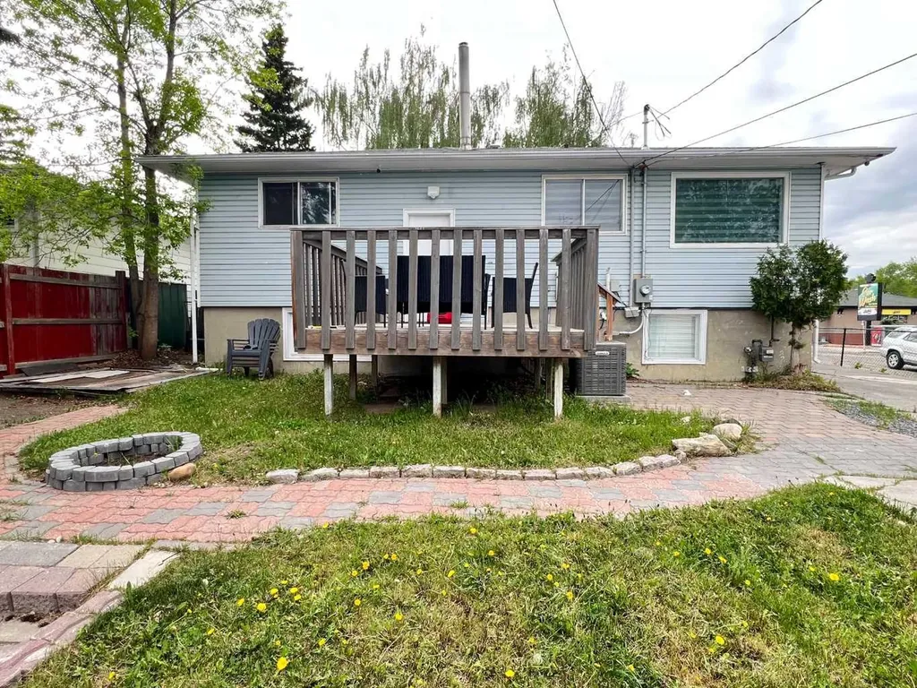 560 Northmount Drive NW Calgary AB T2K3J2