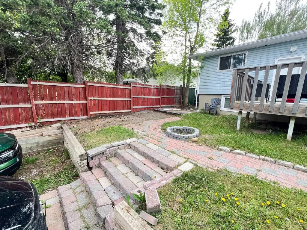 560 Northmount Drive NW Calgary AB T2K3J2
