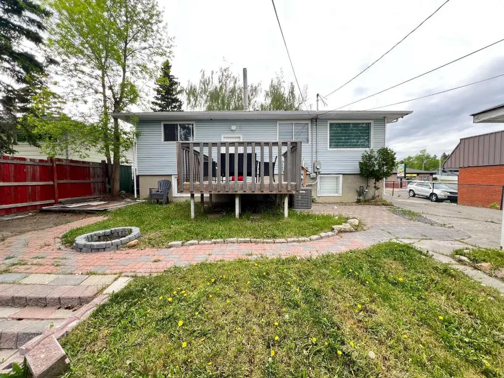 560 Northmount Drive NW Calgary AB T2K3J2