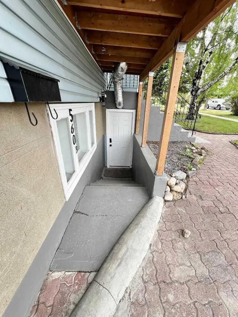 560 Northmount Drive NW Calgary AB T2K3J2