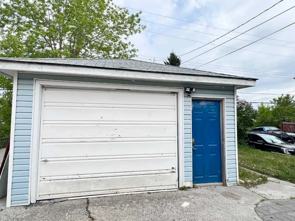 560 Northmount Drive NW Calgary AB T2K3J2