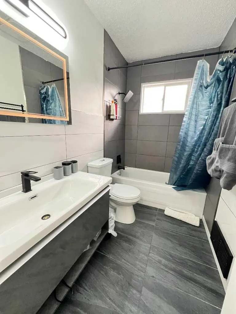 560 Northmount Drive NW Calgary AB T2K3J2