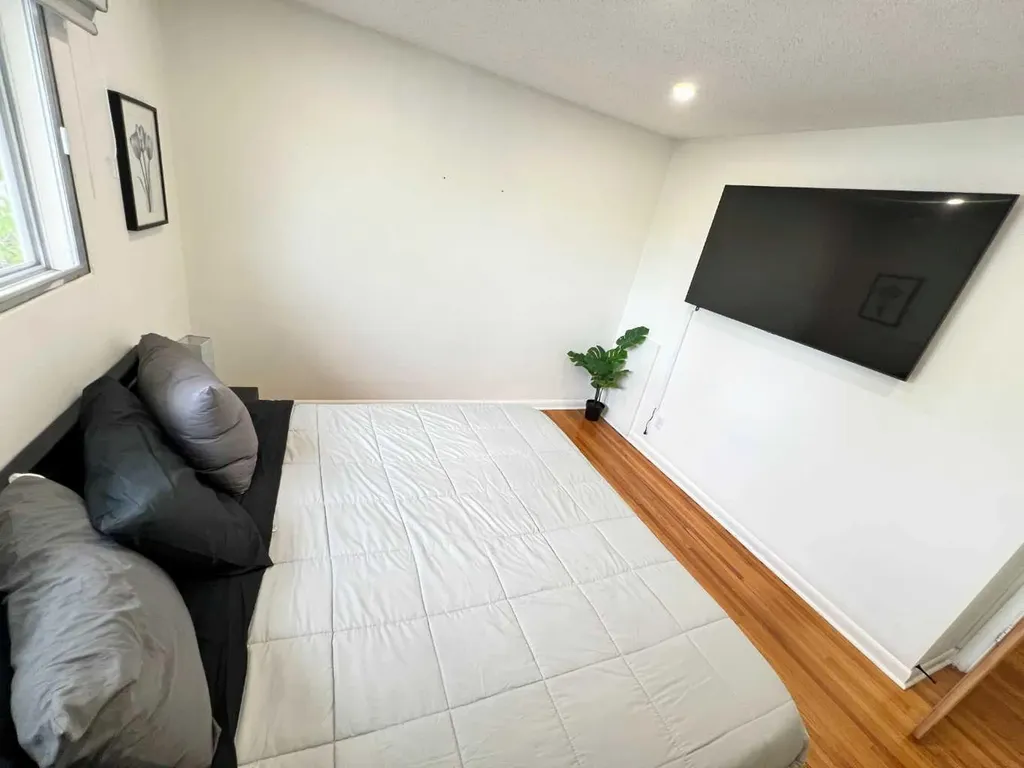 560 Northmount Drive NW Calgary AB T2K3J2