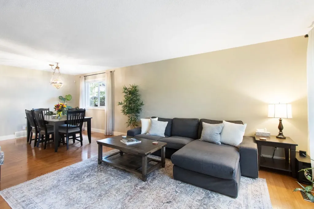 10504 Spadina Drive SW Calgary AB T2W 0T4