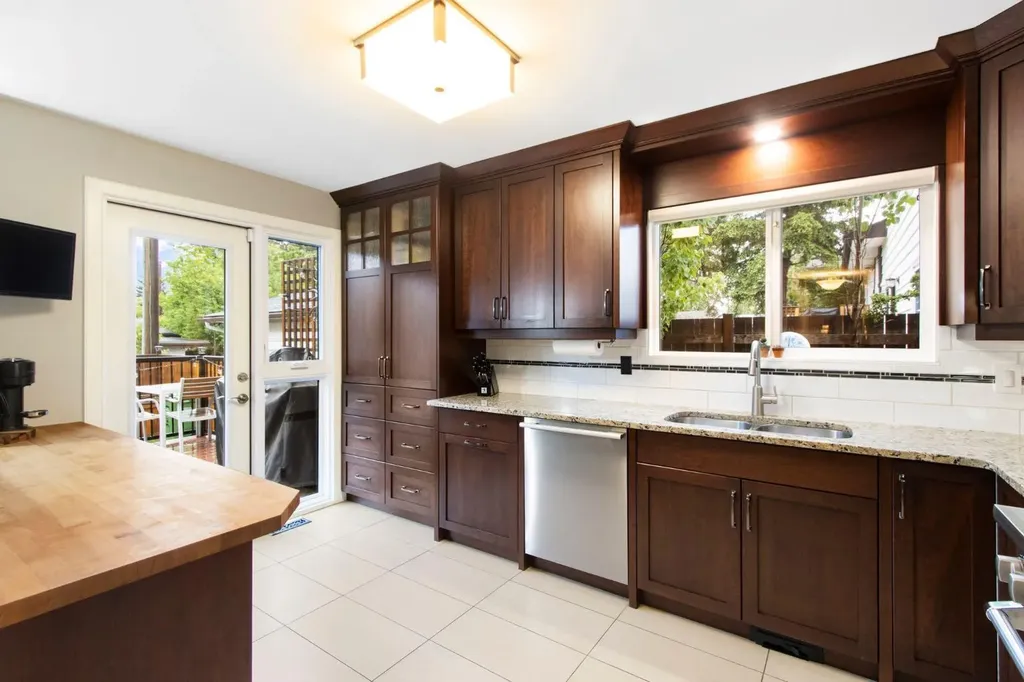 10504 Spadina Drive SW Calgary AB T2W 0T4