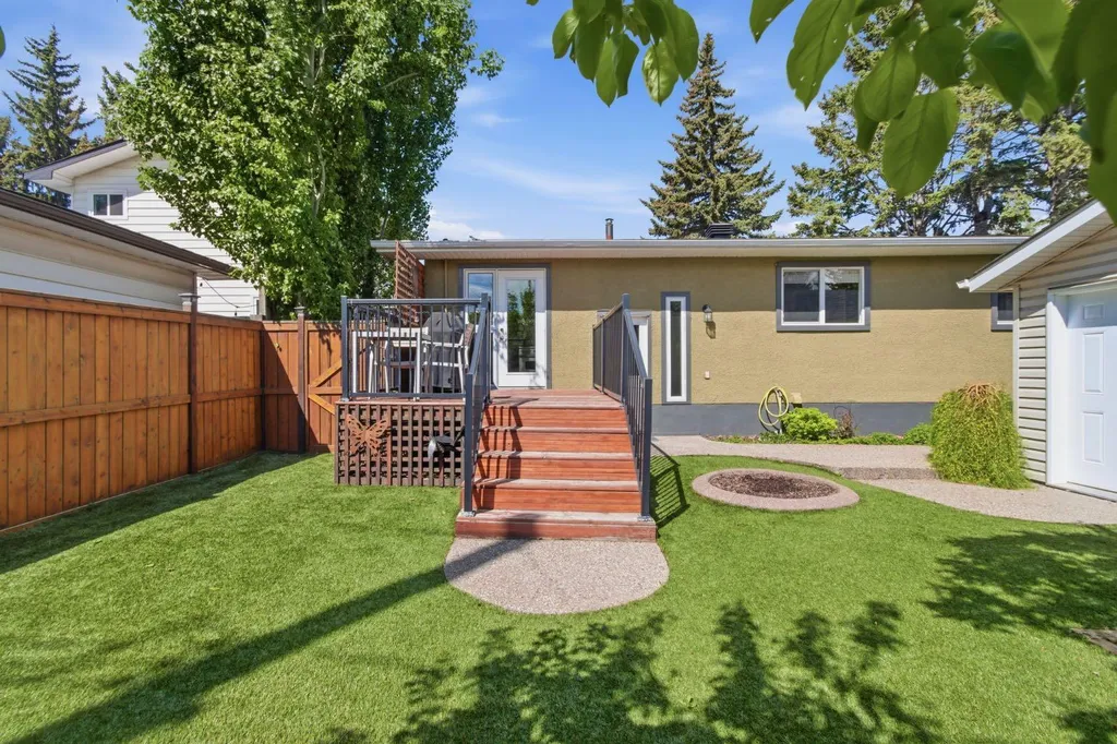 10504 Spadina Drive SW Calgary AB T2W 0T4