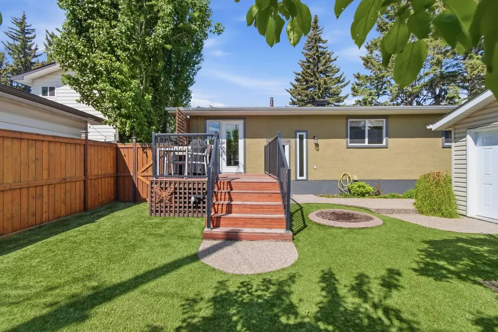 10504 Spadina Drive SW Calgary AB T2W 0T4