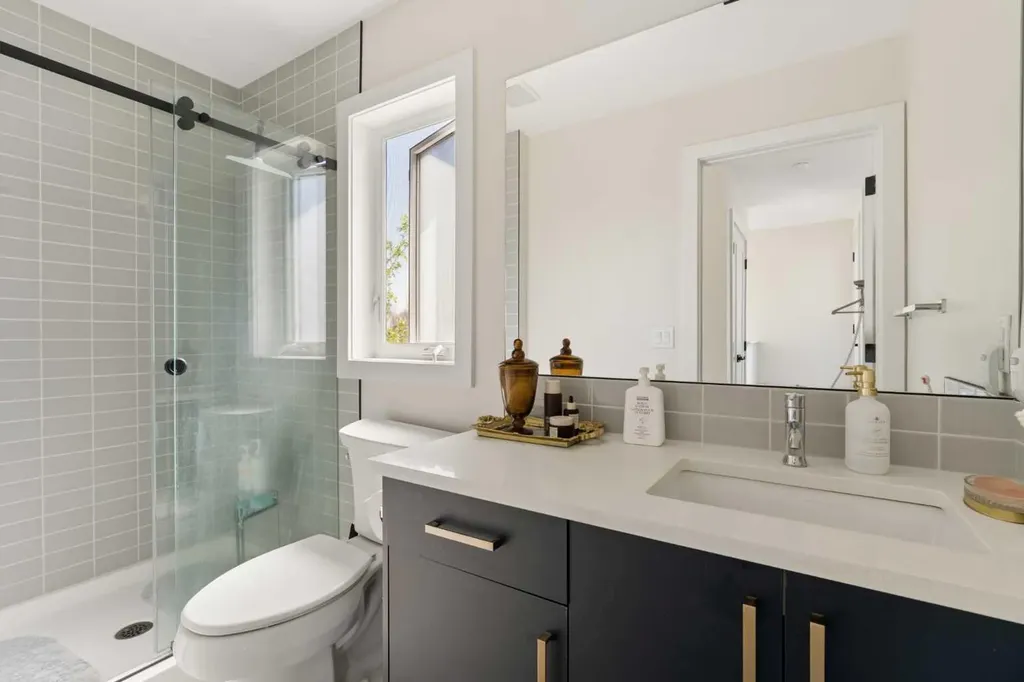 2851 12 Avenue SW Calgary AB T3C 3Y7