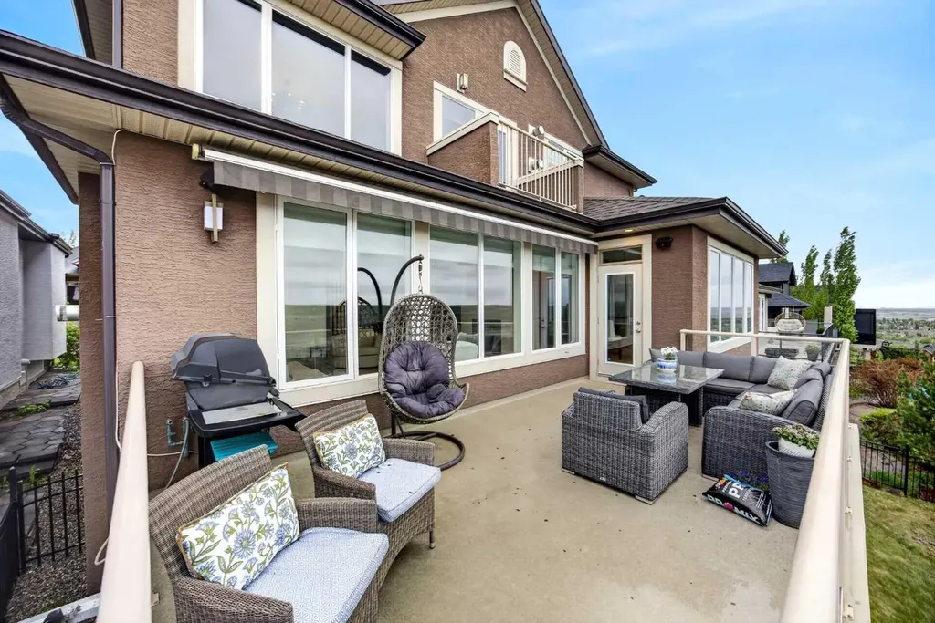 224 Springbluff Heights SW Calgary AB T3H 5B8