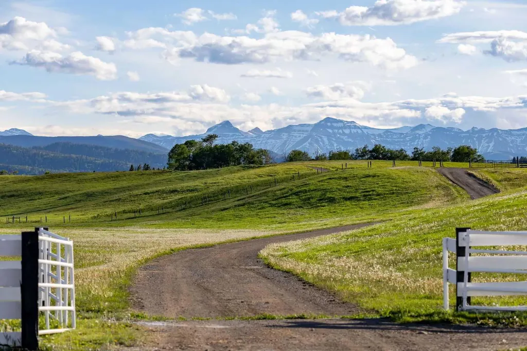 224253 434 Avenue West Rural Foothills County AB T0L2A0