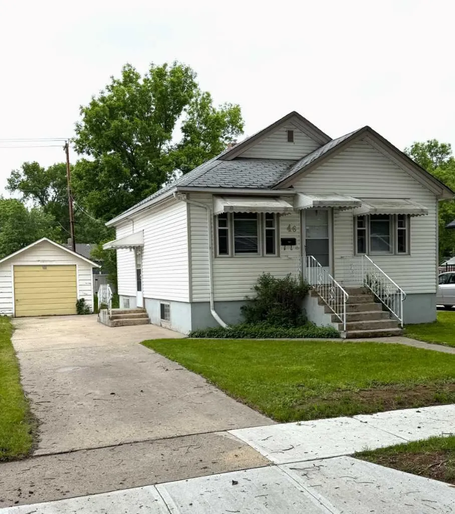 46 2 Street NW Medicine Hat AB T1A 6J1