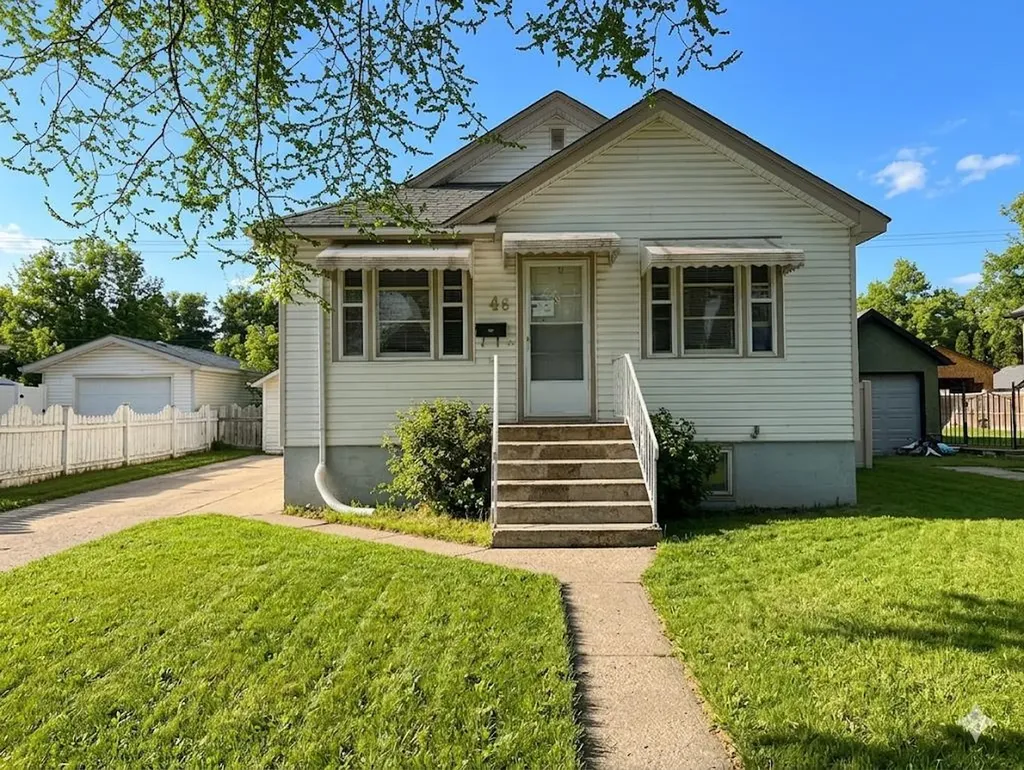 46 2 Street NW Medicine Hat AB T1A 6J1