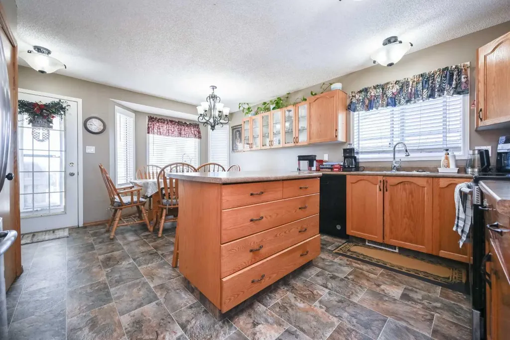 12017 95b Street Grande Prairie AB T8V 6X7