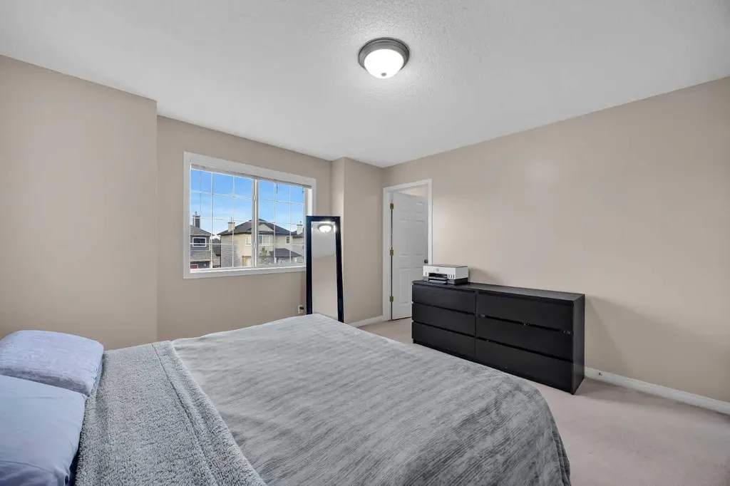 26 Saddlemead Close NE Calgary AB T3J 4M6