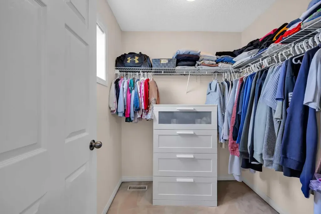 26 Saddlemead Close NE Calgary AB T3J 4M6