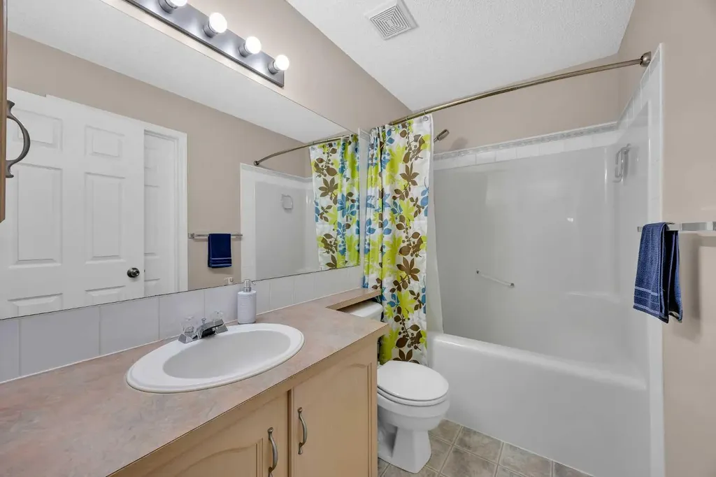 26 Saddlemead Close NE Calgary AB T3J 4M6