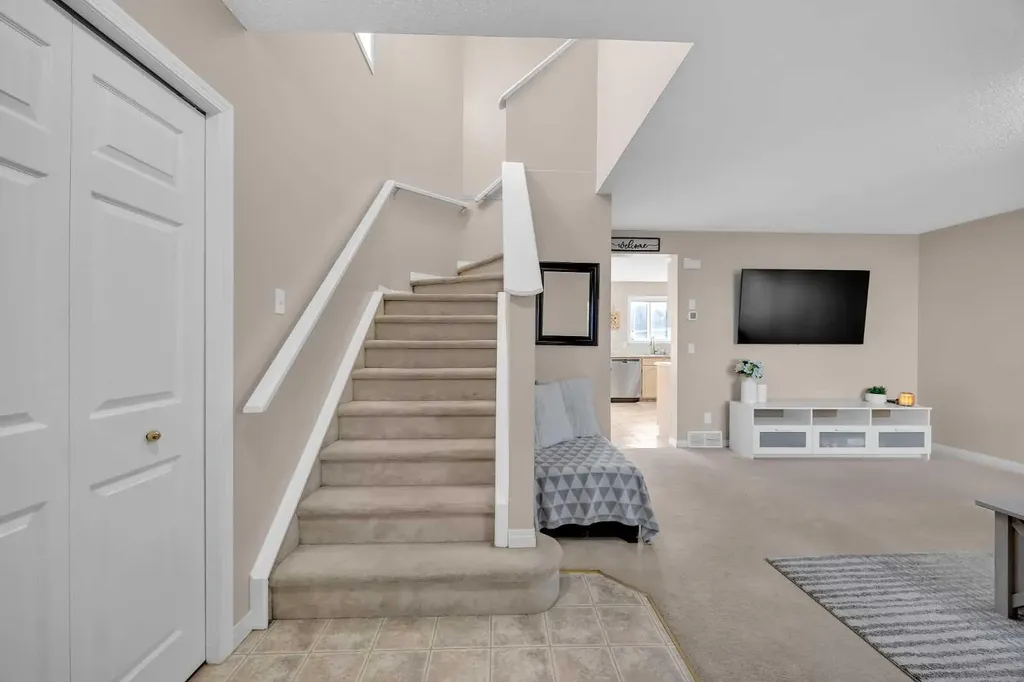 26 Saddlemead Close NE Calgary AB T3J 4M6