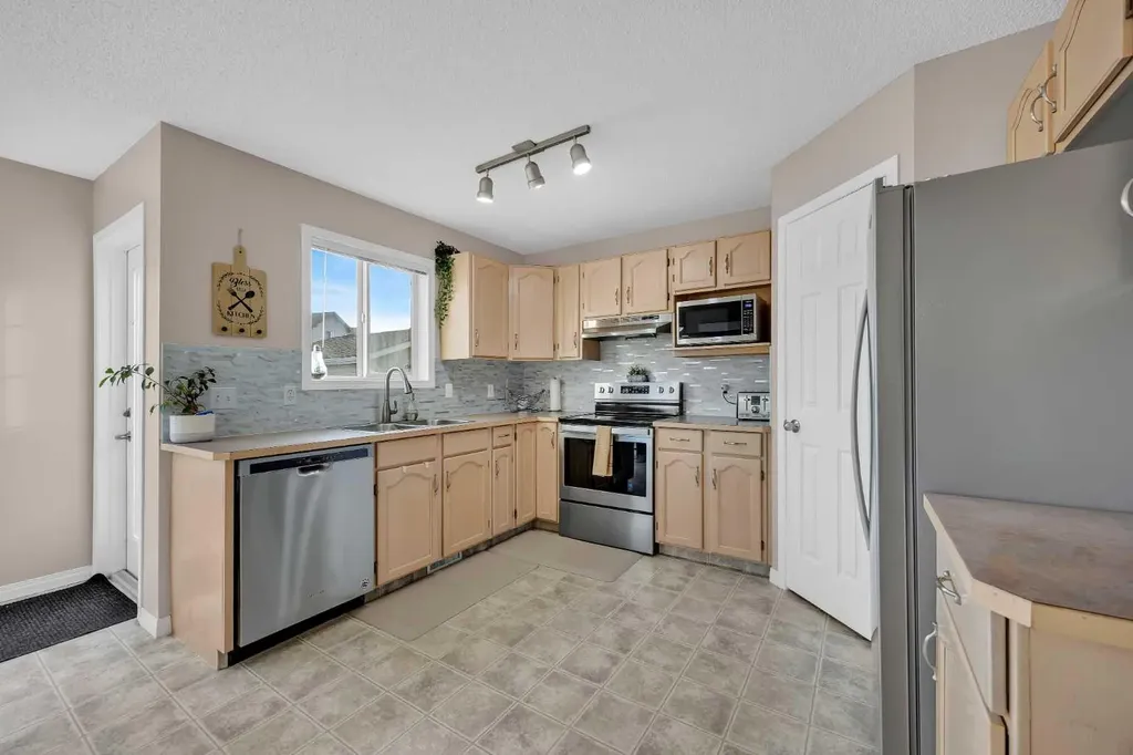 26 Saddlemead Close NE Calgary AB T3J 4M6