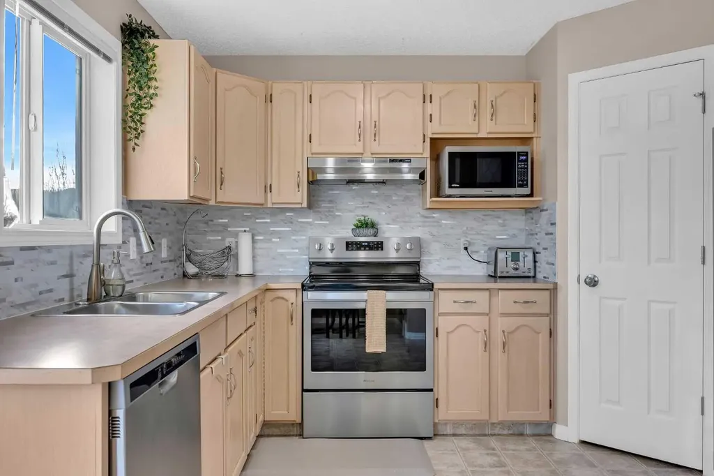 26 Saddlemead Close NE Calgary AB T3J 4M6
