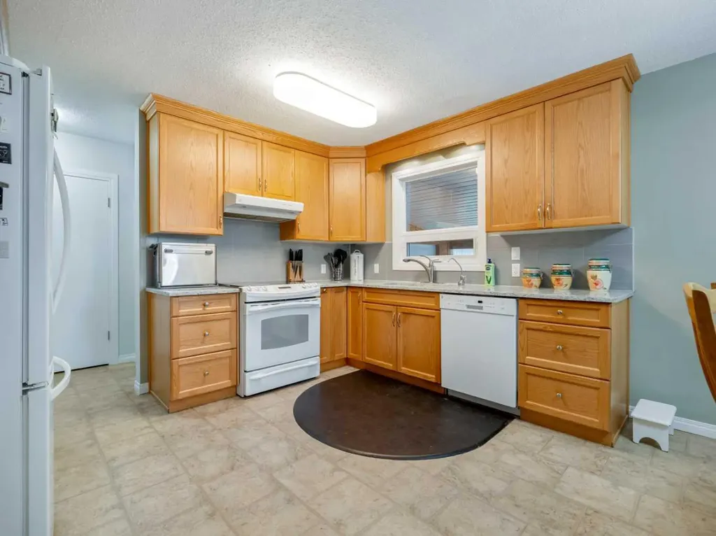 519 28 Street S Lethbridge AB T1J 3T1