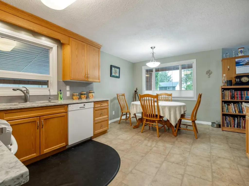 519 28 Street S Lethbridge AB T1J 3T1