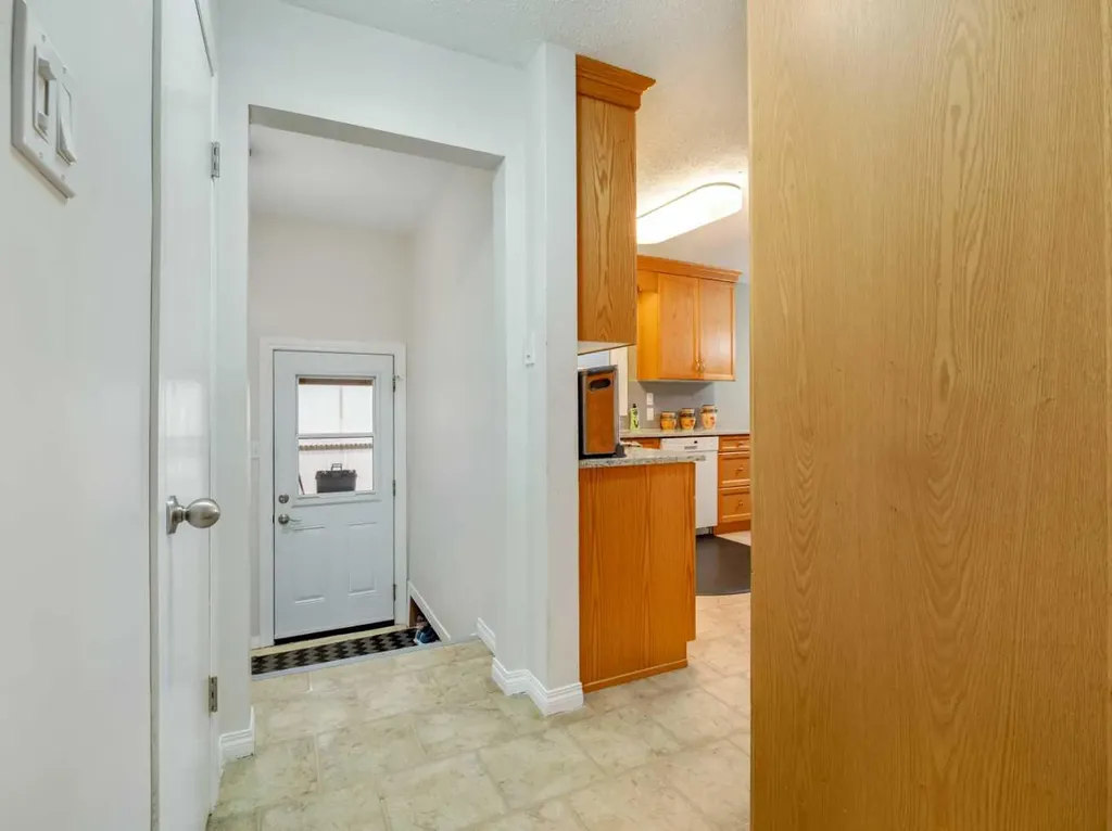 519 28 Street S Lethbridge AB T1J 3T1