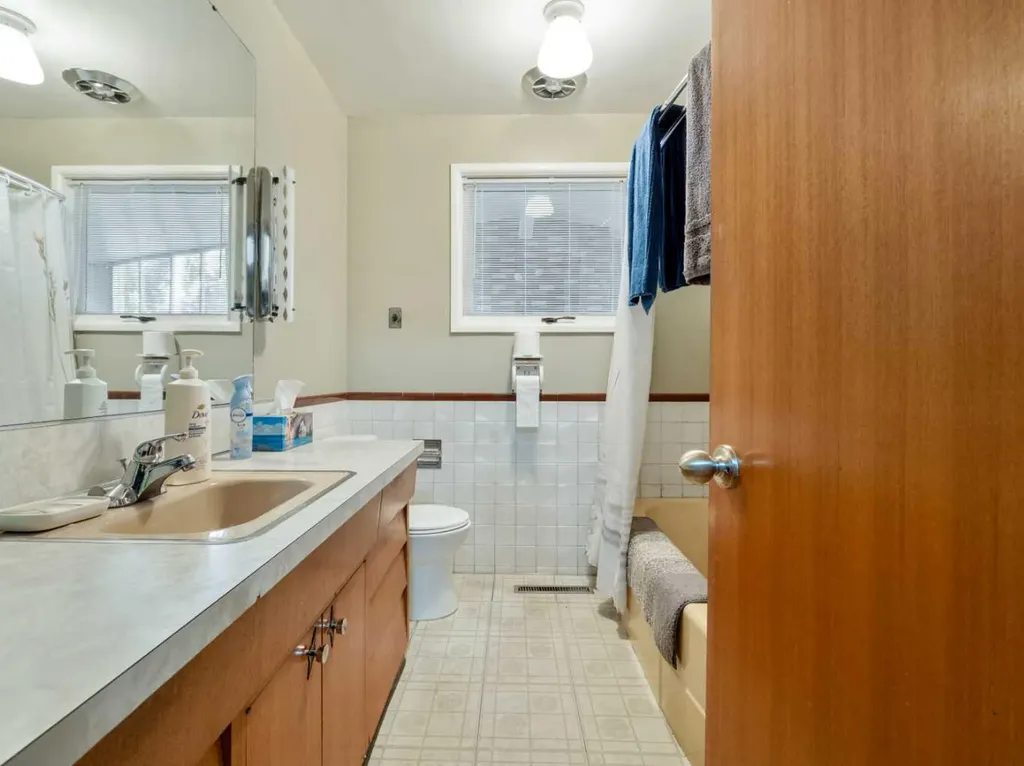 519 28 Street S Lethbridge AB T1J 3T1