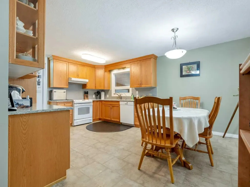519 28 Street S Lethbridge AB T1J 3T1